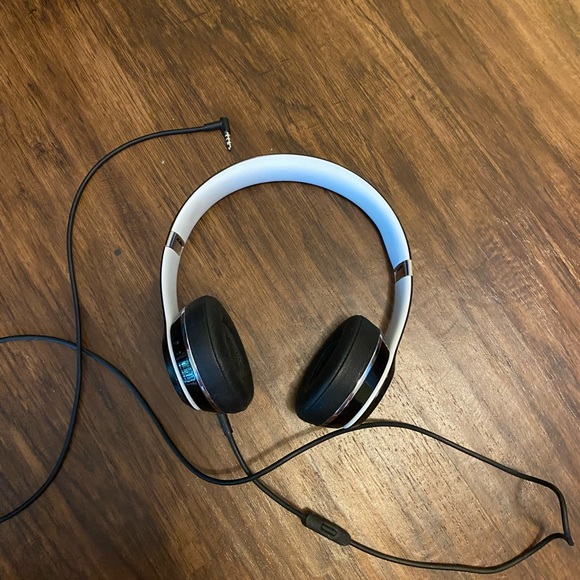 Black Beats Solo Headphones - Picture 3 of 3